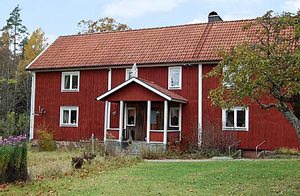  Feriehus beliggende ca. 100 m fra Ronnebyån med mulighed for ørreder og ål. Både-/badebro. Elgpark 10 km. Se også: S03291 og S03353. ...
