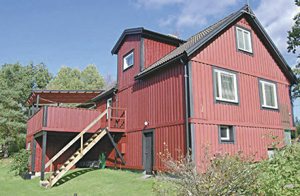 Feriehus med en herlig udsikt over store engarealer hvor elge og rådyr passerer forbi. Stor terrasse til lune sommeraftener. Mange bær og svampe i området. ...