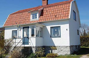 Feriehus beliggende i et yggeligt fiskerleje, hvor fiskerbådene kommer ind med fangsten i havnen. Hyggeligt lysthus i solgården. Gåafstand til Hanöbukten. ...