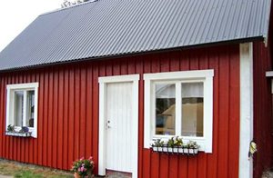  Dejligt hus beliggende i et gammel fiskeriområde. Gode fangstmuligheder efter torsk, laks, aborre og gedde. Mulighed for at leje vandscootere. ...