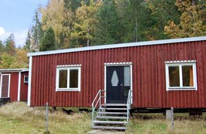  Feriehuset ligger ca. 250 m fra den fiskerige Ronnebyån. I skovkanten er der gode muligheder
