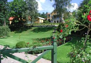  Renoveret, rummeligt hus fra århundredeskiftet med smuk beliggenhed ved Mörrumsåen. Stor, parklignende have ned mod åen. Under- og overetagen er rumopdelt på samme vis og kan anvendes hver for s ...