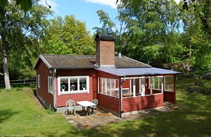  Velholdt hus i rolig bebyggelse på ugenert grund i sommerhusområdet. Tæt på børnevenlig sandstrand og lystbådehavn med skærgårdstrafik. Rideanlæg: 2 km. ...