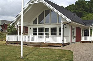 Smukt beliggende hus på ejers grund kun få km uden for Ronneby. Nær søer og havet. Brunsparken: 2 km. Græsgang ved huset. Stien Blekingeleden krydser grunden. ...