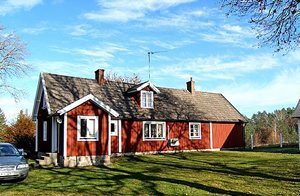 Smukt beliggende gård i et ægte kulturlandskab. Skov- og græsarealer i hele området. Flere muligheder for fiskeri indenfor 5 km, f.eks. i Harasjömåla Fiskecamp. Stor grund med masser af plads. ...