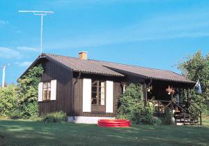  Dette velholdte og smagfuldt indrettede feriehus ligger på en strandgrund ved Bolmån. Fra den overdækkede terrasse er der en smuk udsigt over vandet. Her kan du opleve elven eller fiske efter ørr ...