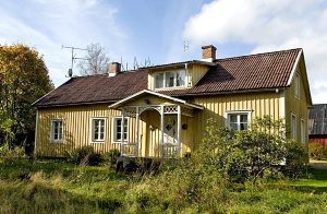  En af Yttre Gällarebökes ældste gårde, bygget i 1875, ligger på naturgrund med en lille gårdsplads. Renoveret ude og inde, med bevarelse af den gamle stil. Hyggeligt køkken hvor I kan lave mad ...