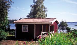 Nyere hus på søgrund med egen bro og båd i idyllisk sø. Biologisk toilet og bruser i anneks. Stue og køkkenniche er kombineret. ...