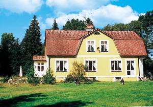  Ikke langt fra Tannsjön, omgivet af skov, ligger dette komfortabelt indrettede feriehus med en lille veranda. Beliggende på en naturgrund, ikke langt fra vildt- og elgstier. Det store køkken har e ...