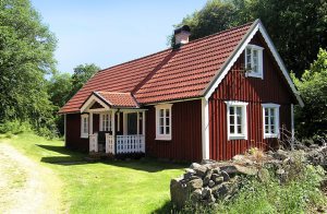 Renoveret, charmerende smålandshus fra 1800-tallet med mange spændende indretningsdetaljer, der giver huset et godt og rustikt præg. Det byder på høj komfort med bl.a. to toiletter, to brusere o ...