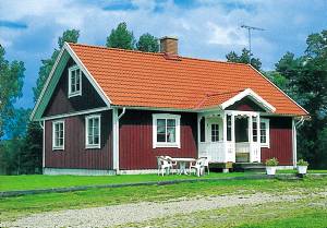 Dette meget hyggelige hus ligger ugenert i et naturskønt, sørigt område. Huset er smagfuldt indrettet med nyere møbler og en stor stue med pejs. Desuden er det veludstyret med bl.a. opvaskemaskin ...