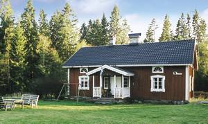 Stort renoveret hus med stor stue med brændeovn. Roligt, dejligt område, 500 m fra søen Bommesjön, hvor båden ligger. Vandreområde. ...