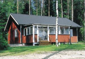  Hyggeligt feriehus, der ligger kun 10 m fra vandet på stor søgrund. Egen søbred og båd. Fra den store glasdækkede terrasse er der en fantastisk udsigt over søen. Bro med siddepladser. Det smukk ...