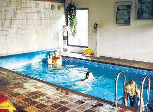 Dette komfortable og solidt byggede feriehus ligger på en naturgrund, blot 900 m fra en dejlig bade- og fiskesø. Huset har en 18 m2 indendørs pool med udsigt over den store terrasse. Her kommer bà ...