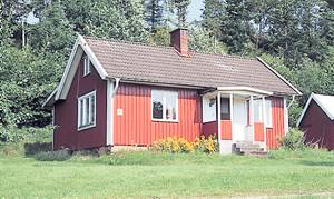  Smukt, ensomt beliggende hus ved skovkant. 200 m til sø med båd. 55 km til Isaberg og 4 km til Ullared. ...