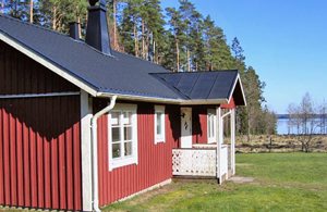  Feriehus med søudsigt ved søen Flåren. Stort alrum med brændeovn. Grillplads ved søen. 3 km til ædelfiskeri. Kano kan lejes. ...