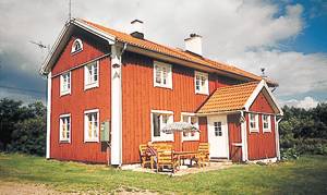 Istandsat, rummelig Smålandsgård der ligger flot og højt. Smuk udsigt over bade- og fiskesø og terrasse med morgensol. Bordtennis og fire cykler inkl. Ekstra båd kan lejes for SEK 50/dag. Fiskek ...
