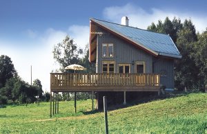 Eksklusivt fritidshus med robust og spændende arkitektur! Huset er sekskantet, og er bygget efter økologiske principper, hvor kun naturlige og allergifrie byggematerialer er anvendt. Huset er af hà ...