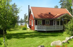  For enden af vej i skoven kun 100 m fra den fiskerige sø Kösen med sandstrand, bro og gode fiskemlg. ligger dette hus. Ekstra båd SEK 500,-/uge. ...