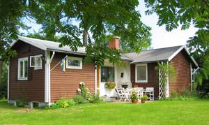 Dejligt hus med søudsigt 300 m fra søen Bolmen. Meget naturskønt beliggende. Terrasse med pejs. Pæn bruser og sauna i kælderen. Inkl. kano. ...