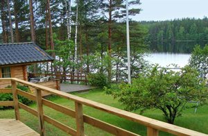 Hyggeligt, ungenert hus med delvist overdækket terrasse ved søen med gode fiskemuliegheder. Egen bro, motor til båden kan lejes. Bad og biologisk toilet i separat bygning. ...