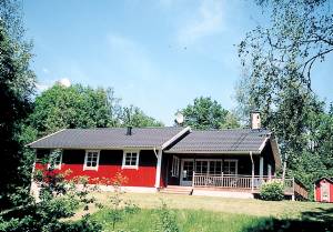  Højt beliggende feriehus med flot udsigt over Illeråssjön med gratis fiskeri (40 m væk). Der er vinduer mod søen i to af soverummene, køkkenet og opholdsstuen. Der er stor terrasse mod øst, ve ...