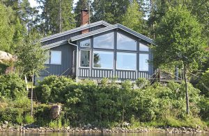  Smagfuldt, eksklusivt feriehus på strandgrund, kun 10 m fra den dejlige sø Söingen med både bade- og fiskemlg. Gennem de store vinduer har I panoramaudsigt over søen fra stuen, spisestuen og sov ...