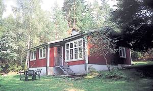 På søgrund med udsigt til Isabergs slalombakke ligger dette hus. 30 m. til stranden med bademulighed, båd og bro. Vandrestier. Isfiskeri. High Chaparral 30 km. ...