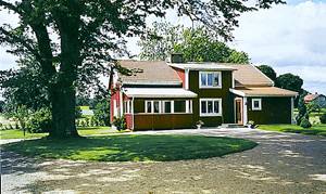 Skønt beliggende hus med høj standard og udsigt over søen fra terrassen. 200 m til vidunderlig grilplads og båd. Bilmuseum 6 km. S04493 30 m. ...