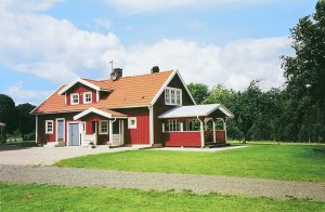 Nyere, veludstyret hus i gårdmiljø med panoramaudsigt over søen Flåren og hyggelig, overdækket terrasse. Tre reelle soverum. En brændeovn giver den rette stemning efter isfiskeri eller skøjtet ...