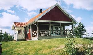 Midt i vildmarken med panoramaudsigt over sø og øer ligger dette nybyggede, hyggelige hus. Indretningen er rustik, og der er brændeovn. ...