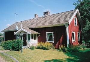  Velholdt og rummelig Smålandsgård af høj standard 1500 m fra den smukke sø Bolmen med sine mange øer. Bolmen har gode badeforhold og man kan fiske efter gedder og sandart. Huset har 4 reelle sov ...