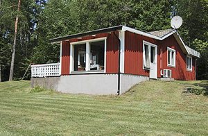  Veludstyret hus med terrasse. Det ligger delvist afskærmet i et naturskønt landskab med udsigt over skoven. ...