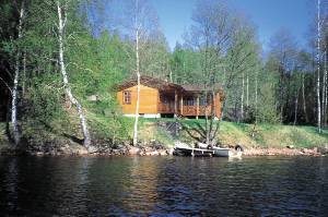  I et smukt naturlandskab ved søen Majsjön ligger Loftsgård Hytteby. Den består af i alt seks hyggelige og veludstyrede huse ca. 50 m fra hinanden og med flot udsigt over søen, der ligger 10-150  ...