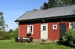  Meget velholdt, hyggeligt hus i smukt bondegårdsmiljø. Nyt, pænt badeværelse. 300 m og