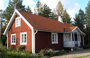  Udsøgt, højtliggende, afsides husidyl. Smuk kakkelovn. Badning og fiskeri i søen Svansjön. Båd til rådighed. Skøn natur med skove og vænger. ...