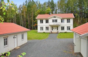  Nyt hus i herskabstil med en moderne indretning. 60 m2 stort poolhus med en stor sydvendt terrasse og en græsplæne. Relaxrum med sauna, spabad samt vin- og ølkøler. Rummelige soveværelser. 80 m2 ...