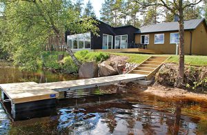  Dette dejlige hus har en fantastisk beliggenhed ved Skogshyltasjön. Alt er gennemtænkt når det gælder farver, møbler og anden indretning - alt i svensk design. Flot terrasse. Søudsigt fra samtl ...