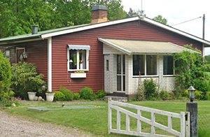  Feriehus med en stor have og havestue med pejs. Ligger nær en fiskerig sø; Bolmen. Båd og kano til rådighed. Sauna og ekstra bad i annex. ...