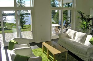  Dette nybyggede feriehus har en vidunderligt udsigt over søen Bolmen. Huset er velindrettet med køkken, spiseplads og soverum i en afdeling og to små trappetrin nede ligger det store alrum. Der er ...