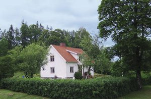  Stort og rummeligt hus med rolig og naturskøn beliggenhed på stor, smuk grund nær Stomsjön. Fri båd og gratis fiskeri. Isaberg 35 km. Ullared 50 km. ...