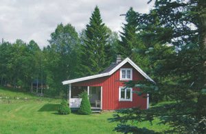  Hyggeligt, godt beliggende feriehus nær en hestegård med ridemuligheder. Her findes også æsler. Gratis båd og fiskemulighed i søen Illeråssjön. High Chaparall 28 km. ...