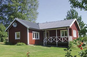  Højt beliggende hus med søudsigt. Ligger på en gård med dyr. Grillplads, gratis båd og fiskemulighed i 3 søer. Ullared 65 km. Høj hæk mod naboen. ...