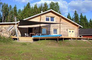  Fritidshus nær Nässjön med udsigt. Gratis båd og fiskeri. Adg. til kano. Mulighed for at ride på isl. heste. Poolen opvarmes af 15 m2 solceller. Brænde kan købes. ...