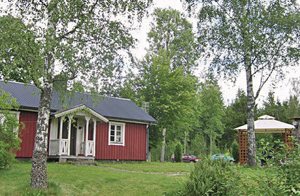  Hyggeligt fritidshus med søudsigt over Karshultssjön. Gratis fiskeri og egen båd. Fælles sauna, vaskemaskine, tørretumbler: 20 m. High Chaparall 25 km. ...