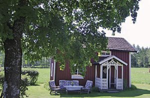 Hyggeligt hus i naturskønt område nær en gård med dyr. Gratis båd og fiskeri i søen Hjälmesjön, 1 km. Gode bademuligheder 2 km. S2 er gennemgangsrum. ...