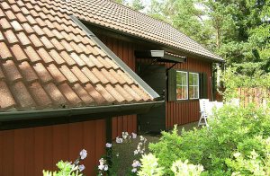  Midt i den smålandske natur med blåbær og de vilde dyr som nabo, ligger dette hyggelige hus. Kort afstand til bade- og fiskemuligheder samt alpinanlægget i Isaberg. Huset er indrettet med 3 sover ...