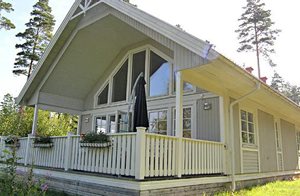 Spændende feriehus med panoramaudsigt over en dejlig bade- og fiskesø. Strand med egen båd og bro ca. 50 m. Stor overdækket terrasse. Stue med brændeovn og loft til kip. Isaberg/Hestra 7 km. ...