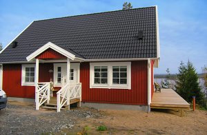 Højt beliggende hus med en vidunderlig udsigt over Linnesjön. Smagfuldt indrettet med god plads. Huset ligger for enden af vejen. Dejlig terrasse med udsigt over søen. Egen badeplads lige neden fo ...