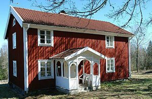  Istandsat hus med god plads. Rolig beliggenhed, som det sidste hus i byen. Åben pejs til